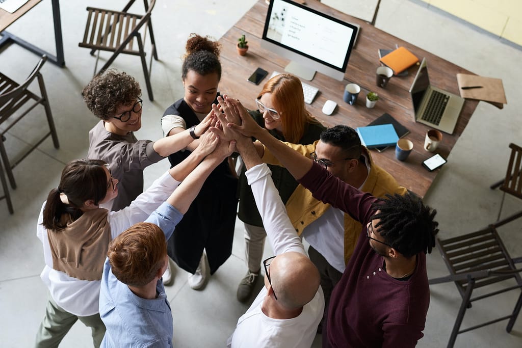 Employer Branding und Recruiting erfordern die Zusammenarbeit der Abteilungen, weil sie sich gegenseitig beeinflussen